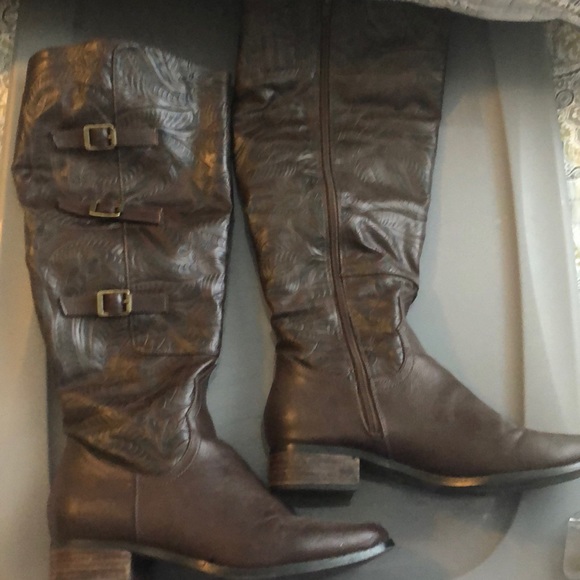 Shoes - Beautiful tooled-look boots